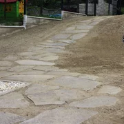 Realizácia záhradných chodníkov